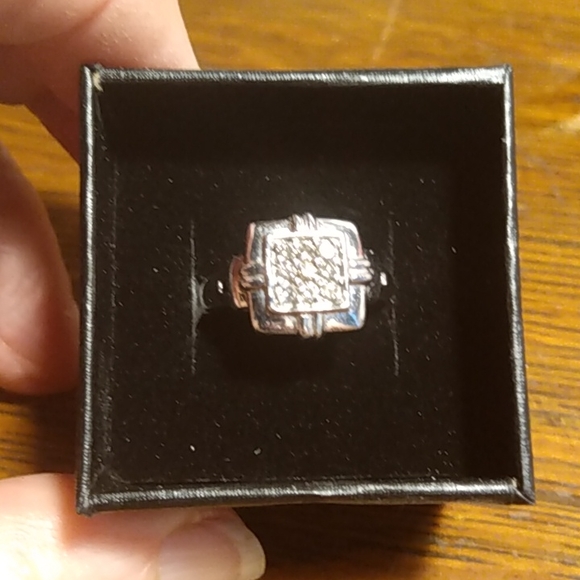 Estate 10K solid white gold ring w/ 9 brilliant cut diamonds - Picture 2 of 4